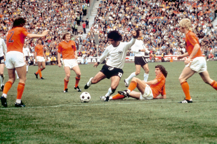 Der deutsche Stürmer Gerd Müller (M) läßt sich von den ihn umzingelnden Niederländern scheinbar nicht beeindrucken und bereitet jenes Tor vor, das Deutschland zum Weltmeister machen wird, er schießt das 2:1-Siegtor:  Am 07.07.1974 gewinnt die deutsche Nationalmannschaft in München das Finale der 10. Fußball-Weltmeisterschaft gegen das Team der Niederlande. Deutschland ist Weltmeister. Müllers vier Tore in diesem Turnier und seine zehn Tore bei der WM 1970 machen ihn zum erfolgreichsten WM-Torschützen der Geschichte.